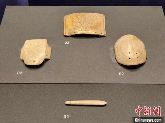 12月14日，“文明先鋒—凌家灘文化玉器展”在故宮博物院文華殿開幕。圖為展覽現(xiàn)場的玉龜、玉版和玉簽。 中新社記者 應(yīng)妮 攝