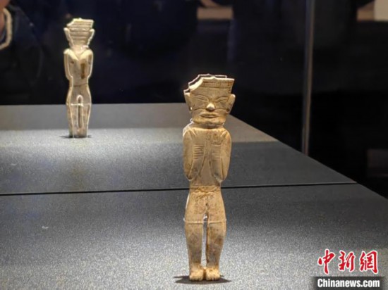 12月14日，“文明先鋒—凌家灘文化玉器展”在故宮博物院文華殿開幕。圖為展覽現(xiàn)場的立姿玉人。 中新社記者 應(yīng)妮 攝