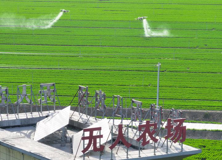 2024年3月19日，在安徽省亳州市譙城區(qū)趙橋鄉(xiāng)雙樓村的無人農(nóng)場，農(nóng)業(yè)無人機按照事先設(shè)定好的線路進(jìn)行作業(yè)（無人機照片）。新華社記者 杜宇 攝