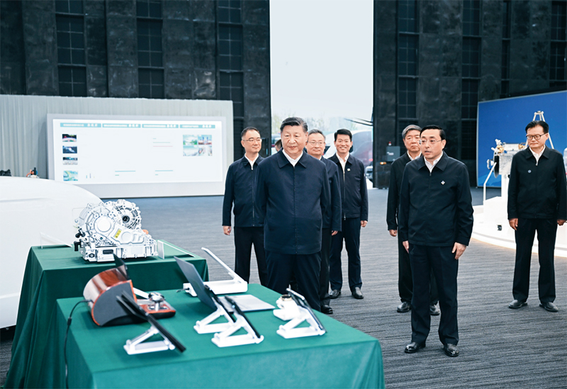 2024年10月17日至18日，中共中央總書記、國家主席、中央軍委主席習(xí)近平在安徽考察。這是17日下午，習(xí)近平在合肥濱湖科學(xué)城察看安徽省重大科技創(chuàng)新成果集中展示。 新華社記者 謝環(huán)馳/攝