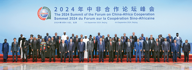 2024年9月5日上午，國家主席習(xí)近平在北京人民大會堂出席中非合作論壇北京峰會開幕式并發(fā)表主旨講話。這是開幕式前，習(xí)近平同出席峰會的外方領(lǐng)導(dǎo)人集體合影。 新華社記者 饒愛民/攝