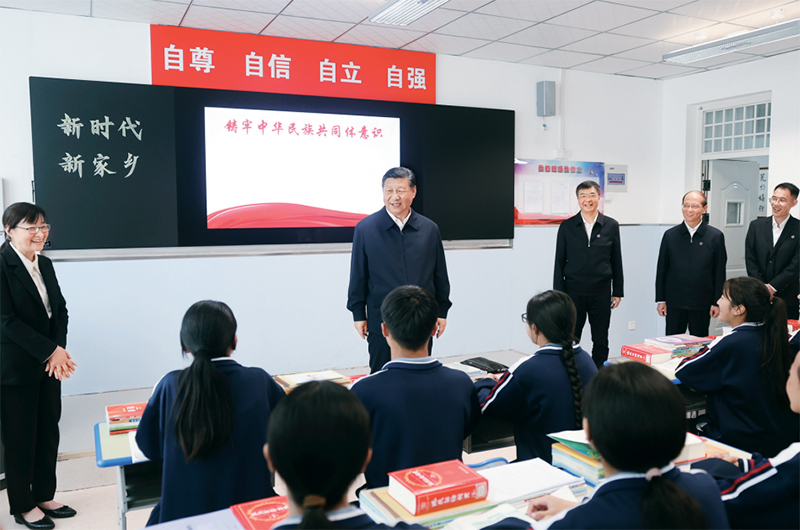 2024年6月18日至19日，中共中央總書記、國家主席、中央軍委主席習(xí)近平在青海考察。這是18日下午，習(xí)近平在果洛西寧民族中學(xué)高一（1）班觀摩“新時代、新家鄉(xiāng)”主題思政課。 新華社記者 鞠鵬/攝