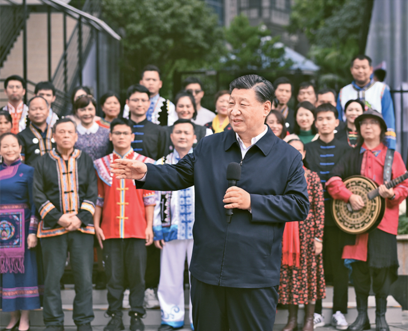 2023年12月14日至15日，中共中央總書記、國家主席、中央軍委主席習(xí)近平在廣西考察。這是14日上午，習(xí)近平在南寧市良慶區(qū)蟠龍社區(qū)考察時，同社區(qū)各族群眾親切交流。 新華社記者 燕雁/攝