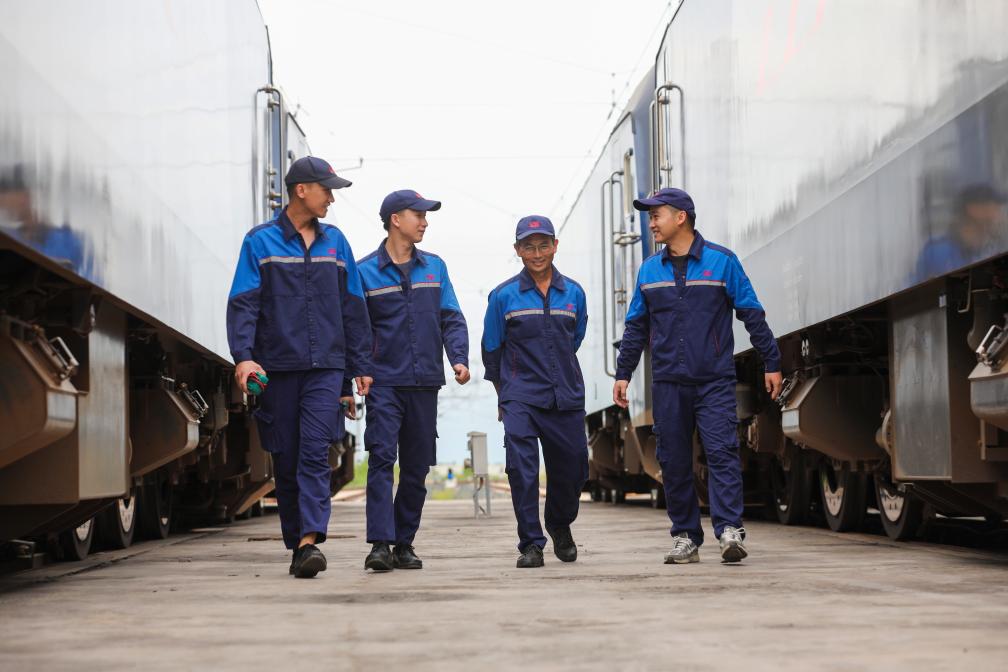 2024年9月9日，來自中國、老撾的師徒4人在中老鐵路萬象運(yùn)營管理中心的機(jī)車檢修庫內(nèi)。新華社發(fā)（楊永全攝）