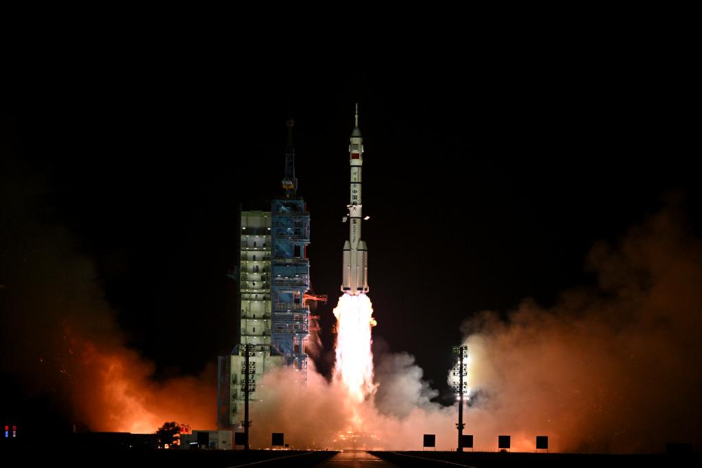 2024年10月30日，搭載神舟十九號載人飛船的長征二號F遙十九運(yùn)載火箭在酒泉衛(wèi)星發(fā)射中心點(diǎn)火發(fā)射。新華社記者李鑫攝