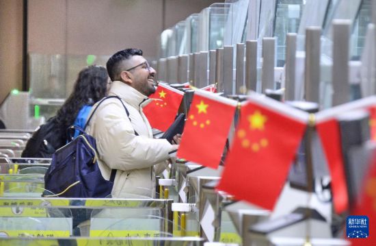 1月2日，國外旅客通過大興機(jī)場邊檢站入境。新華社記者 李欣 攝