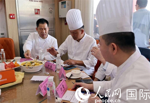 評(píng)委正在品嘗菜品并打分。人民網(wǎng)記者 管克江攝