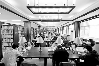 重慶大學(xué)圖書館，大學(xué)生們正在讀書學(xué)習(xí)。孫凱芳攝/光明圖片