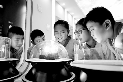 江西省南昌市青云客航天科創(chuàng)空間青少年科普館，孩子們在觀察光壓傳動試驗(yàn)。鮑贛生攝/光明圖片
