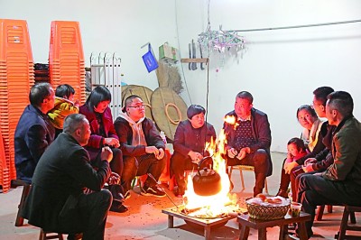 為討論蜜梨產(chǎn)業(yè)發(fā)展事宜，鸕鳥鎮(zhèn)開展“圍爐夜話”。資料圖片