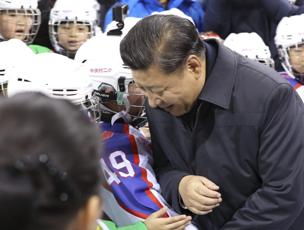 2017年2月24日，習(xí)近平在五棵松體育中心同冰球小隊(duì)員“撞肩”互動(dòng)