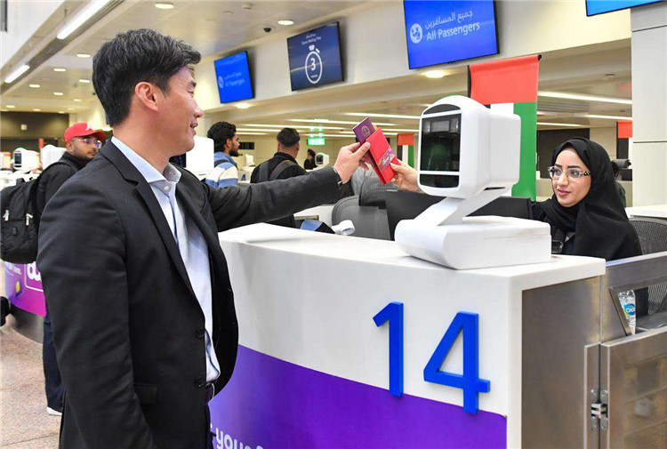 1月22日，迪拜免稅店聯(lián)合迪拜移民局向入境中國旅客贈送新年賀禮。迪拜移民局供圖