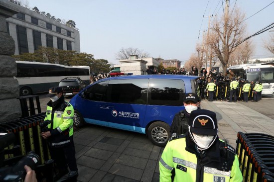  1月21日，尹錫悅乘坐的車輛進入韓國首爾的憲法法院。新華社記者姚琪琳攝