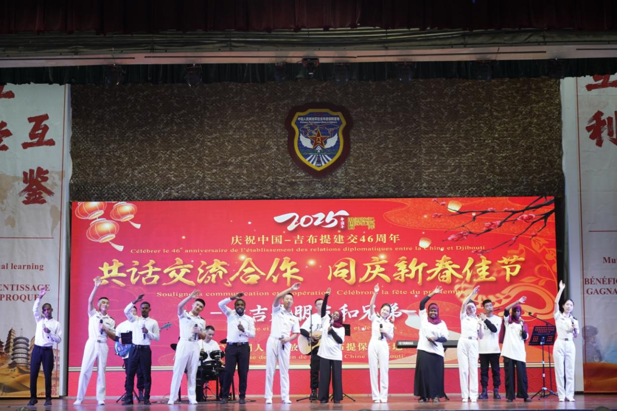 中吉兩國嘉賓合唱《友誼地久天長》。主辦方供圖