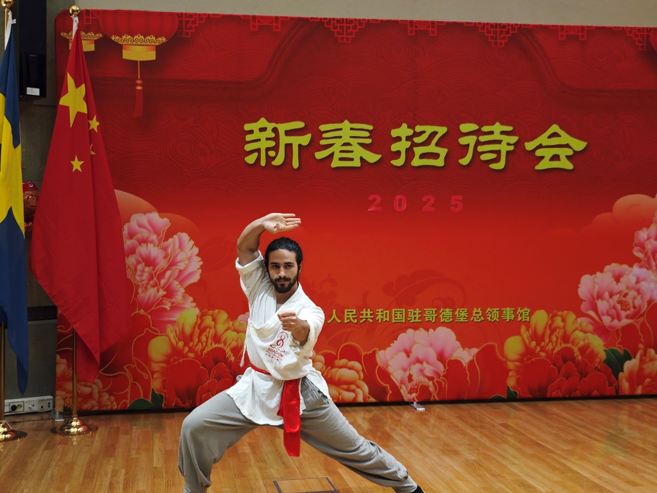 當(dāng)?shù)匚湫g(shù)愛好者的表演。中國(guó)駐哥德堡總領(lǐng)館供圖