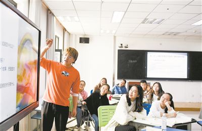 圖為青海民族大學(xué)師范學(xué)院學(xué)生使用互動(dòng)屏幕進(jìn)行課堂交流。新華社記者 張龍攝
