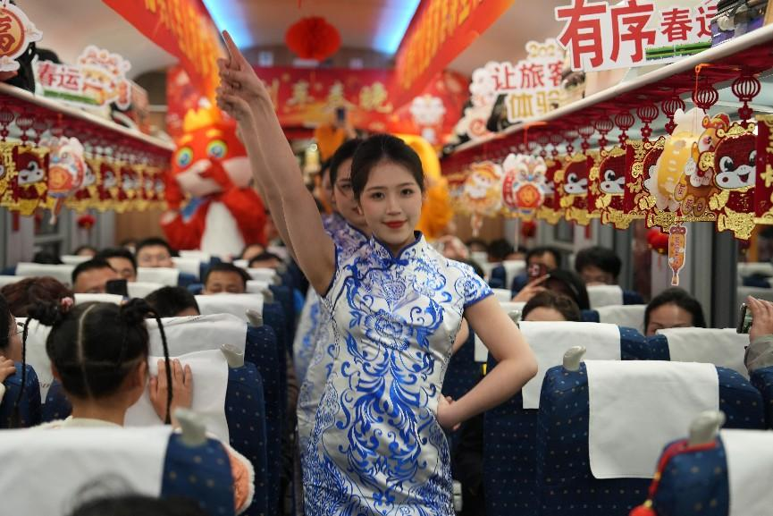列車乘務員身穿青花瓷元素服飾表演節(jié)目。人民網(wǎng) 歐陽易佳攝