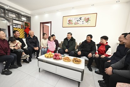 1月22日至24日，中共中央總書記、國家主席、中央軍委主席習近平冒著嚴寒來到遼寧，看望慰問基層干部群眾。這是22日下午，習近平在葫蘆島市綏中縣明水滿族鄉(xiāng)祝家溝村考察時，同村民王寶維一家圍坐一起拉家常。新華社記者 謝環(huán)馳 攝