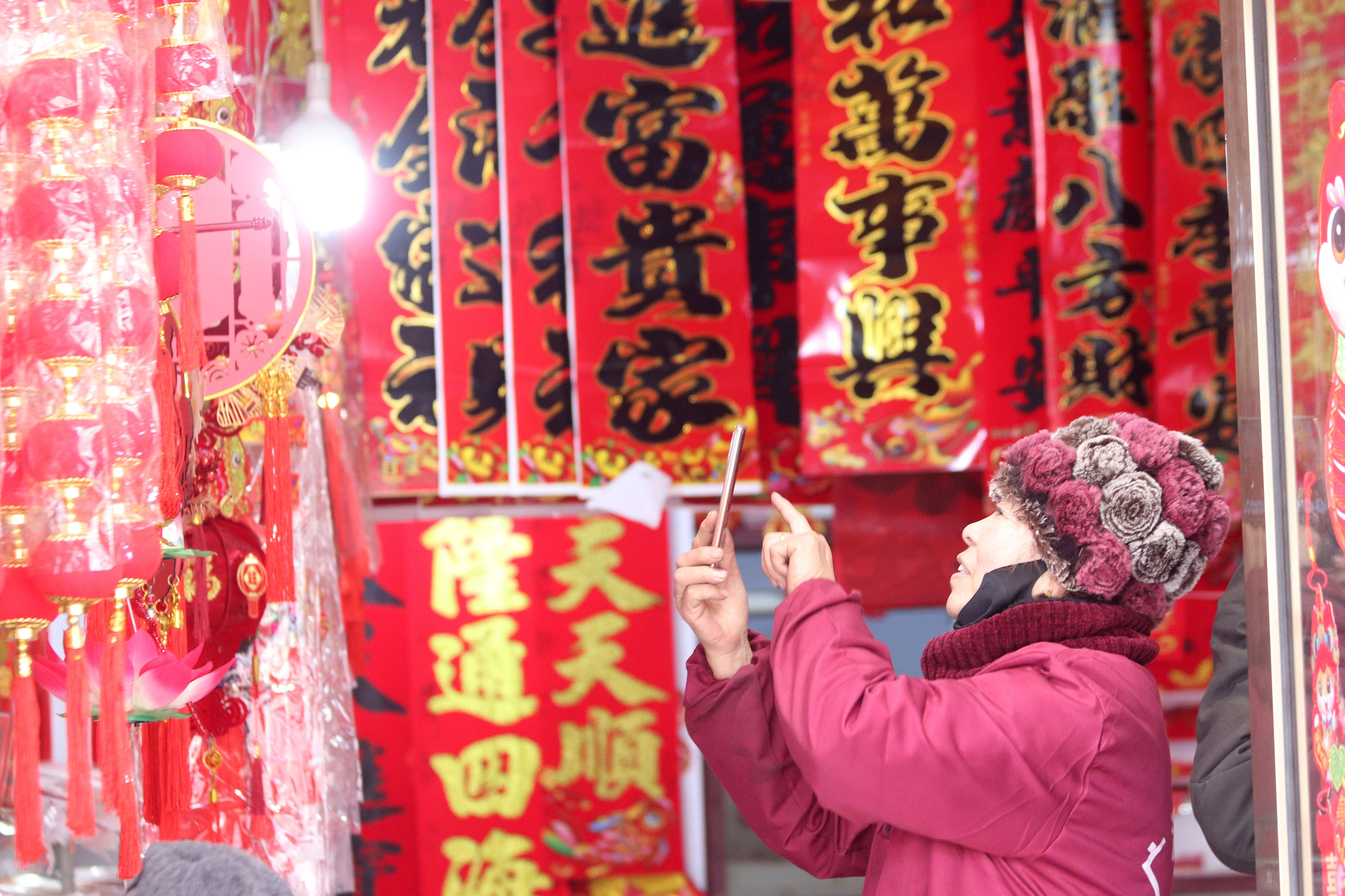 2025年1月5日，在山東省高密市夏莊鎮(zhèn)東李家村，商戶通過手機在網(wǎng)上推銷新春飾品。
