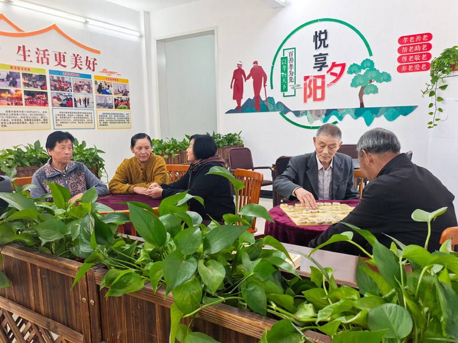 圖為湖北省咸寧市嘉魚縣潘家灣鎮(zhèn)四邑村養(yǎng)老服務(wù)驛站一角（2024年11月5日攝）。新華社記者 肖藝九 攝