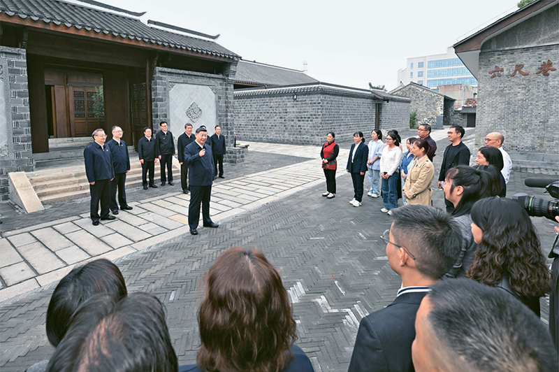 2024年10月17日至18日，中共中央總書記、國家主席、中央軍委主席習(xí)近平在安徽考察。這是17日下午，習(xí)近平在安慶桐城市六尺巷考察時，同當(dāng)?shù)鼐用窈陀慰陀H切交流。 新華社記者 申宏/攝