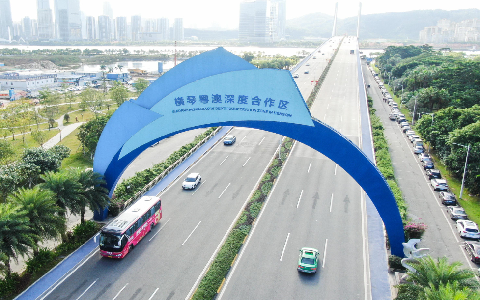 圖為橫琴粵澳深度合作區(qū)標(biāo)志（2024年11月26日攝，無人機照片）。新華社記者 鄧華 攝