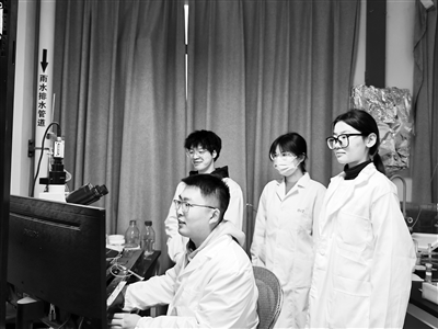 西安交通大學(xué)教授王昌河團(tuán)隊在進(jìn)行多巴胺分泌電化學(xué)檢測。受訪者供圖