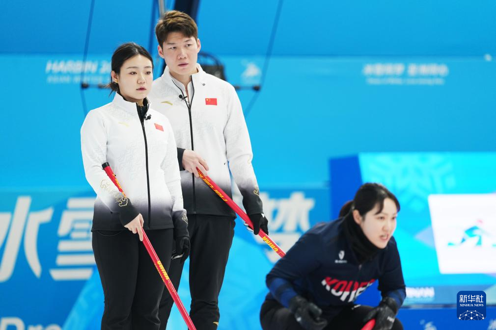 2月6日，中國隊選手王智宇（中）、韓雨（左）在比賽中。新華社記者 王松 攝