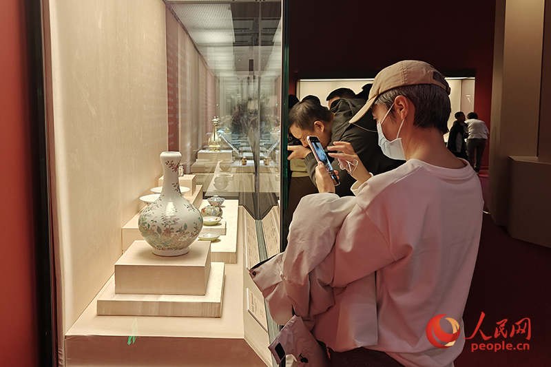 觀眾正在中國國家博物館參觀展覽。人民網(wǎng)記者 韋衍行攝