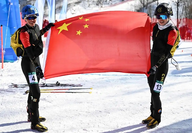 2月9日，中國(guó)隊(duì)選手次旦玉珍（左）與隊(duì)友于婧萱慶祝勝利。新華社記者 謝劍飛攝