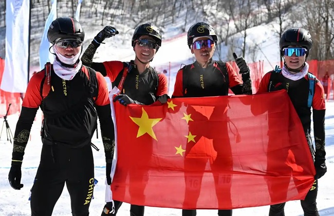 2月9日，包攬滑雪登山男子短距離前四名的中國(guó)隊(duì)選手賽后慶祝。新華社記者 謝劍飛攝