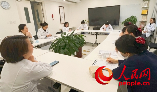 交班會(huì)上，海淀醫(yī)院安寧療護(hù)團(tuán)隊(duì)討論患者和家屬需求。人民網(wǎng)記者 金慧慧攝