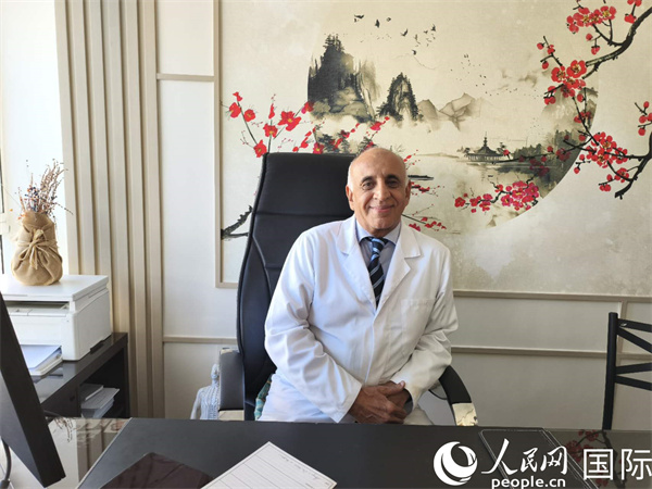 哈利勒在他的辦公室。人民網(wǎng)記者 黃培昭攝