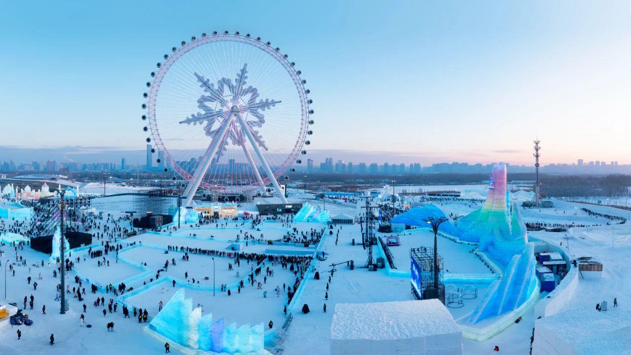 △哈爾濱冰雪大世界吸引游客前來(lái)打卡。