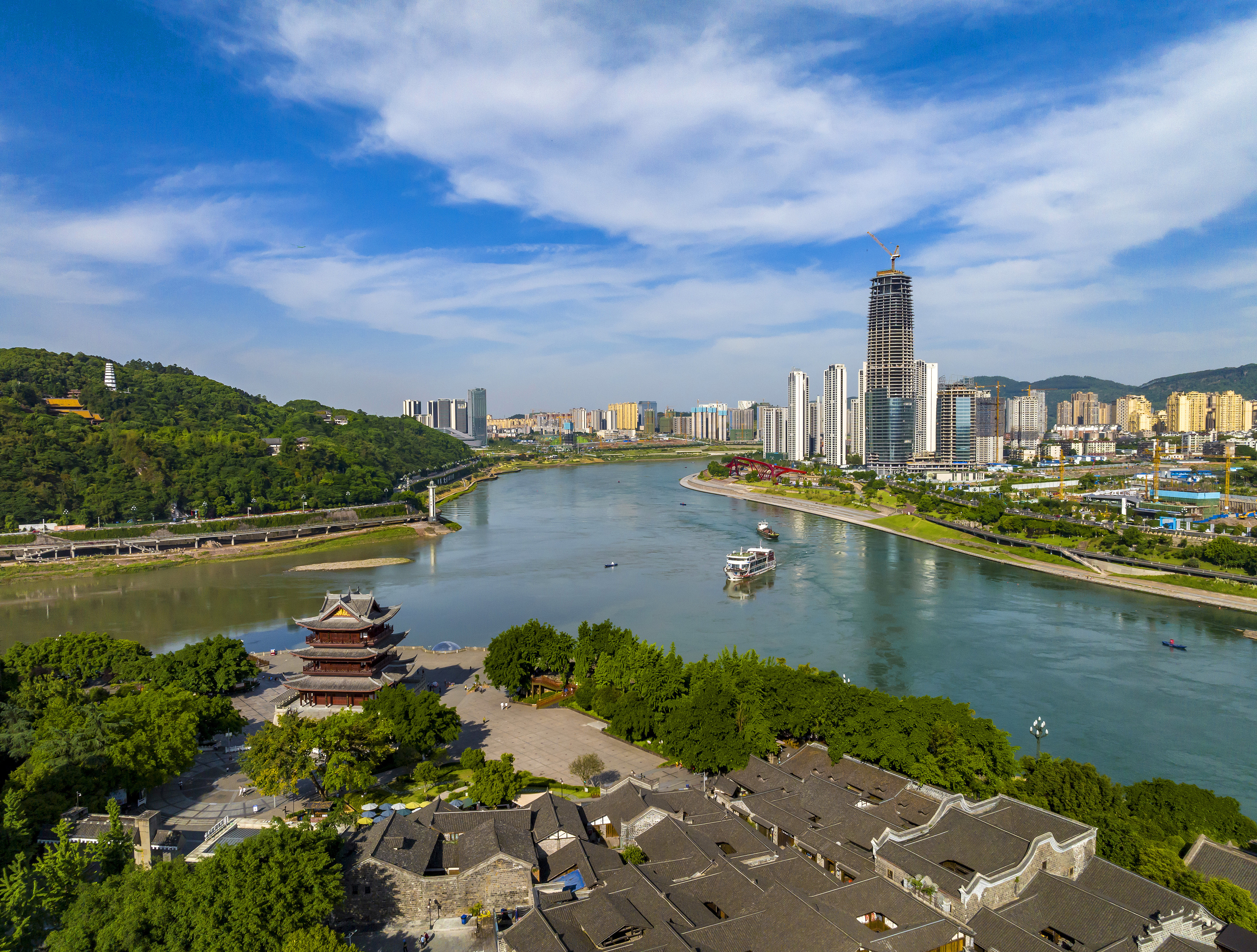 “長(zhǎng)江首城”四川宜賓，經(jīng)過長(zhǎng)江生態(tài)綜合治理后的三江交匯處風(fēng)光。