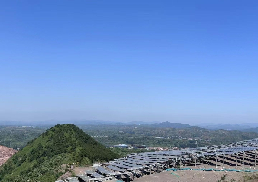 河北遷西某光伏基地。人民網(wǎng)記者 王紹紹攝