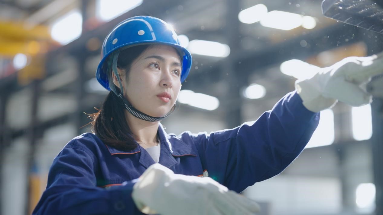 老中鐵路有限公司萬象運營管理中心機輛車間希達在工作中。老中鐵路有限公司供圖