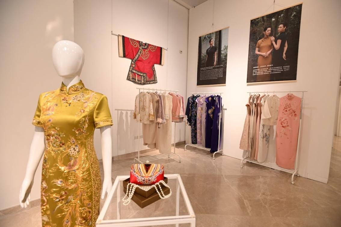 展覽現(xiàn)場(chǎng)展出各種款式的精美旗袍。新加坡中國(guó)文化中心供圖