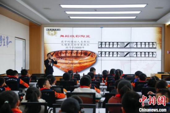 圖為學(xué)生在“國(guó)寶音樂會(huì)”社教課中了解舞蹈紋彩陶盆。中新社記者 馬銘言 攝