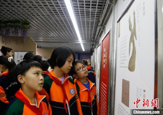 圖為學(xué)生參觀青海省博物館“1+3”主題流動(dòng)展覽，了解木舞俑。中新社記者 馬銘言 攝