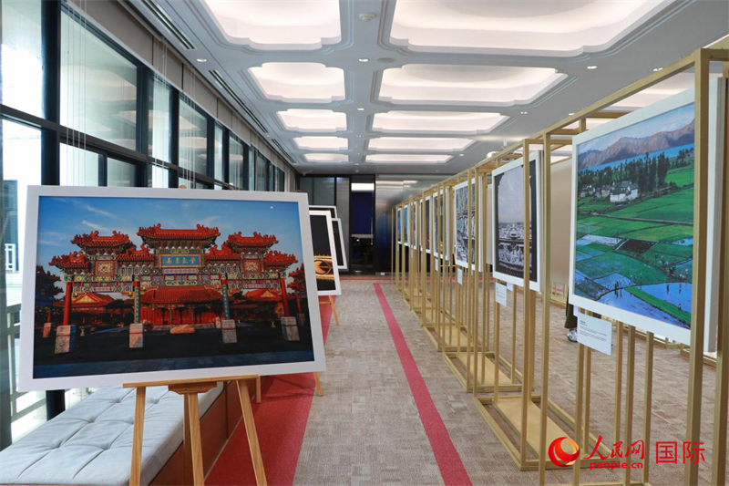 “遇見”攝影展現(xiàn)場(chǎng)。朱瀟逸攝