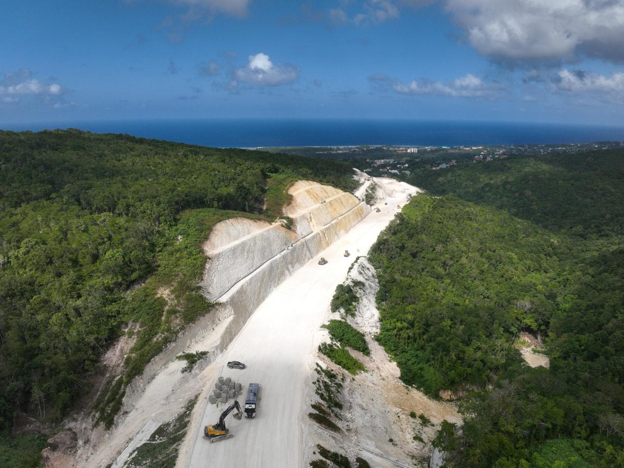 圖為中企承建的牙買加蒙特哥貝繞城路項目基層試驗段正在進行攤鋪和碾壓施工，相關(guān)施工工作已于近日順利完成。中國港灣美洲區(qū)域公司供圖