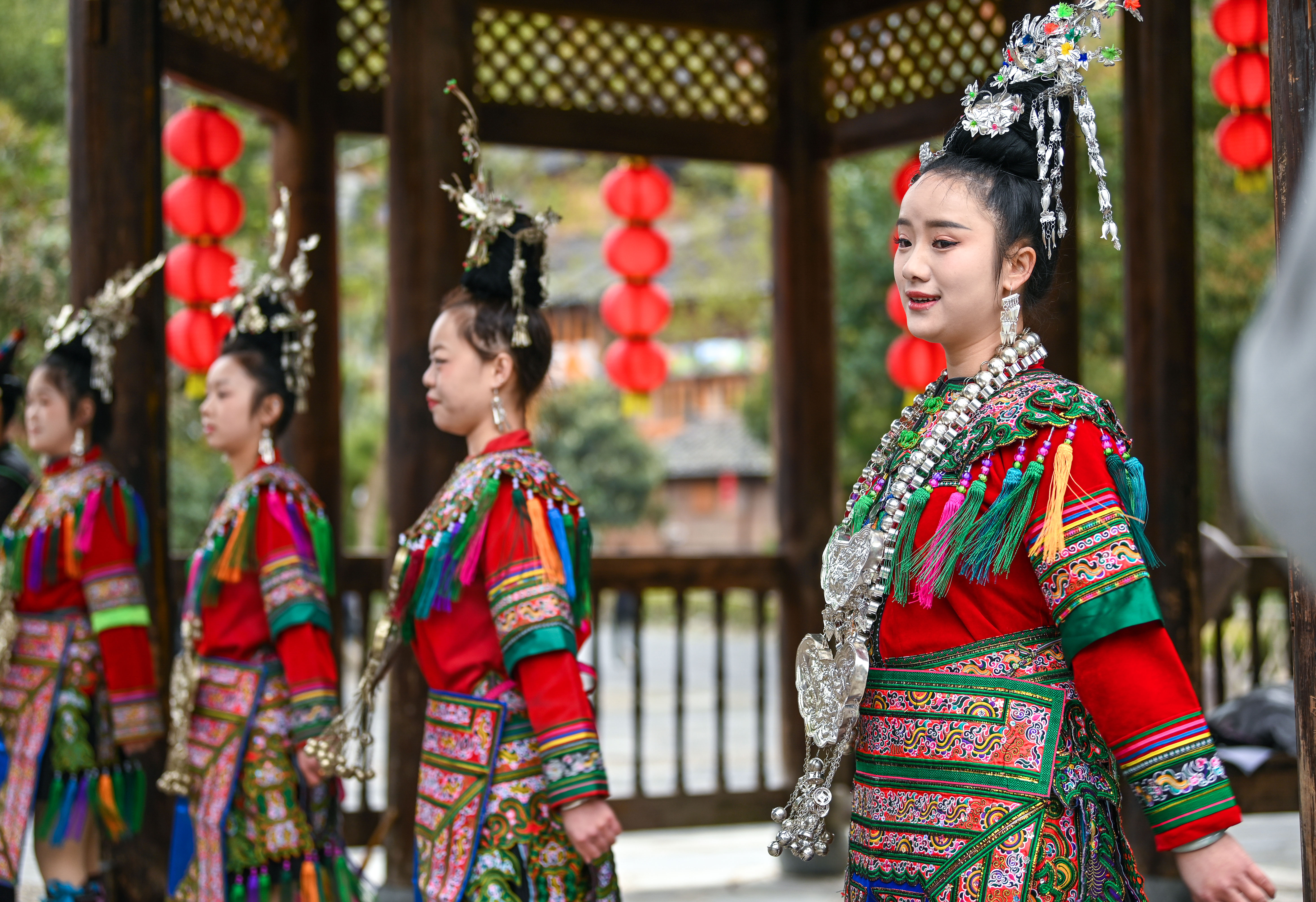  2025年3月18日，侗族群眾在貴州省黎平縣肇興侗寨給游客演唱侗族大歌。