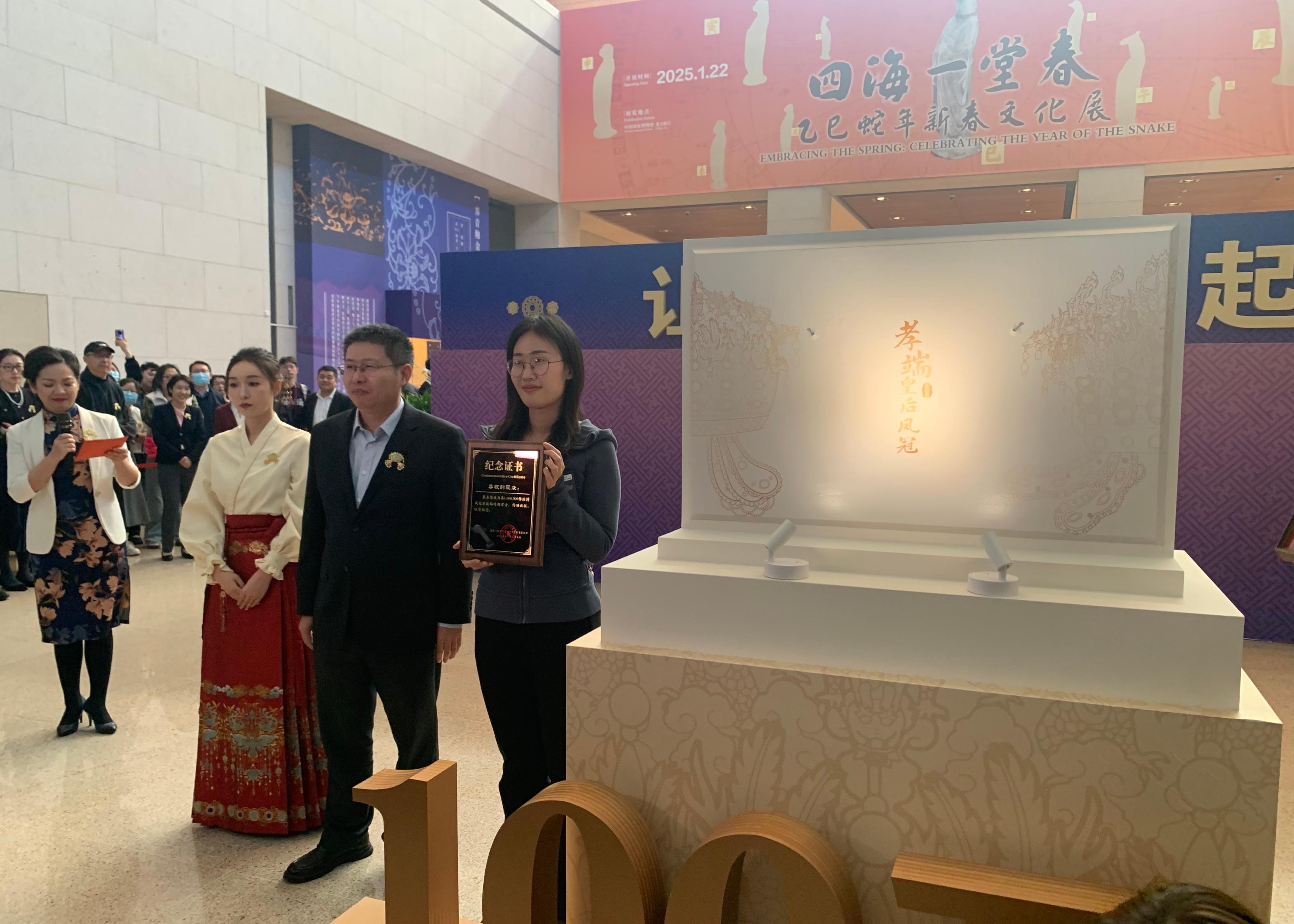 國(guó)博文創(chuàng)團(tuán)隊(duì)精心準(zhǔn)備了“紀(jì)念款鳳冠冰箱貼”和紀(jì)念證書(shū)贈(zèng)送給第100萬(wàn)件鳳冠冰箱貼的購(gòu)買者。人民網(wǎng)記者 劉穎穎攝