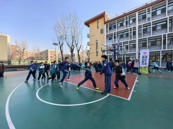 北京師范大學(xué)實(shí)驗(yàn)小學(xué)開(kāi)展跳繩比賽。