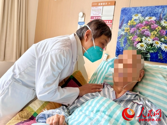 秦苑查房時詢問患者情況。人民網(wǎng) 陳葉欣攝