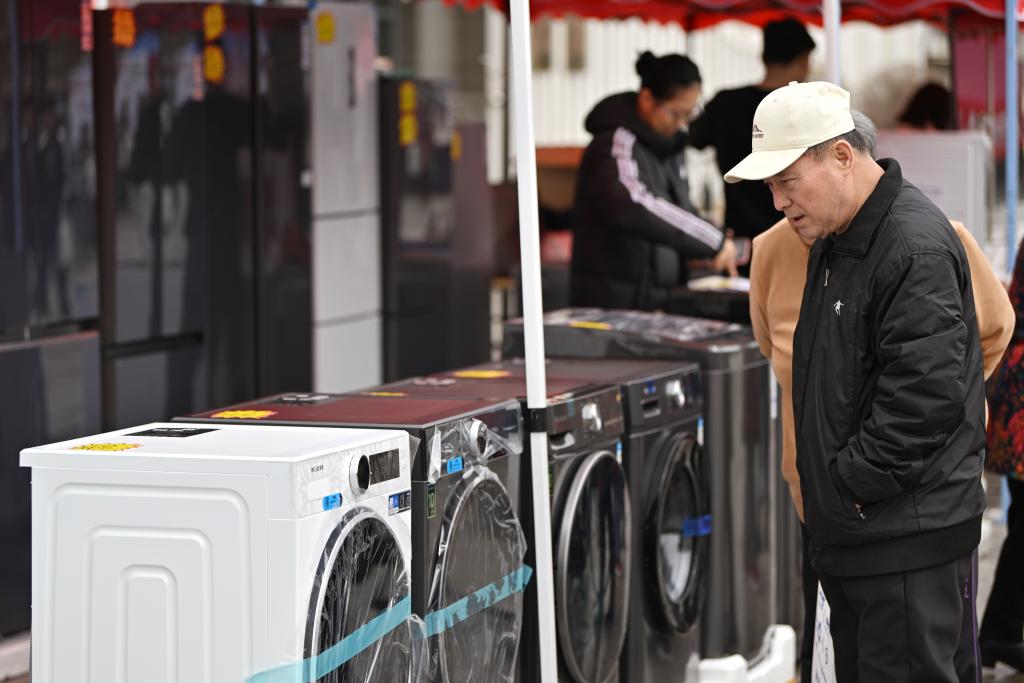 3月28日，天津市北辰區(qū)舉行2025年消費(fèi)品以舊換新惠民服務(wù)活動(dòng)，吸引眾多市民前來選購(gòu)。新華社記者 李然 攝