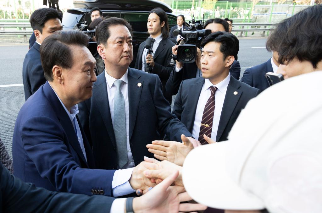 4月11日，韓國前總統(tǒng)尹錫悅（左一）在離開首爾漢南洞官邸時(shí)與支持者握手。新華社發(fā)（全休相攝）