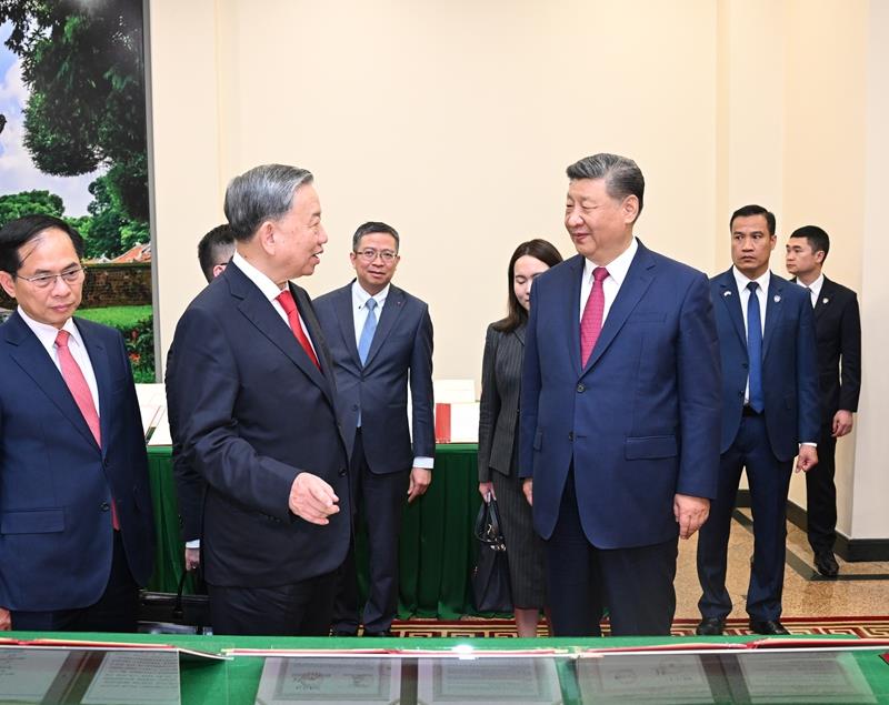 4月14日，習(xí)近平總書記在越共中央駐地同越共中央總書記蘇林舉行會(huì)談。這是會(huì)談后，兩黨總書記共同見證中越雙方簽署的45份雙邊合作文本展示。