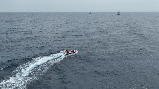 4月23日，中越海警開展海上聯(lián)合搜救演練，模擬營救落水人員。（中國海警供圖）
